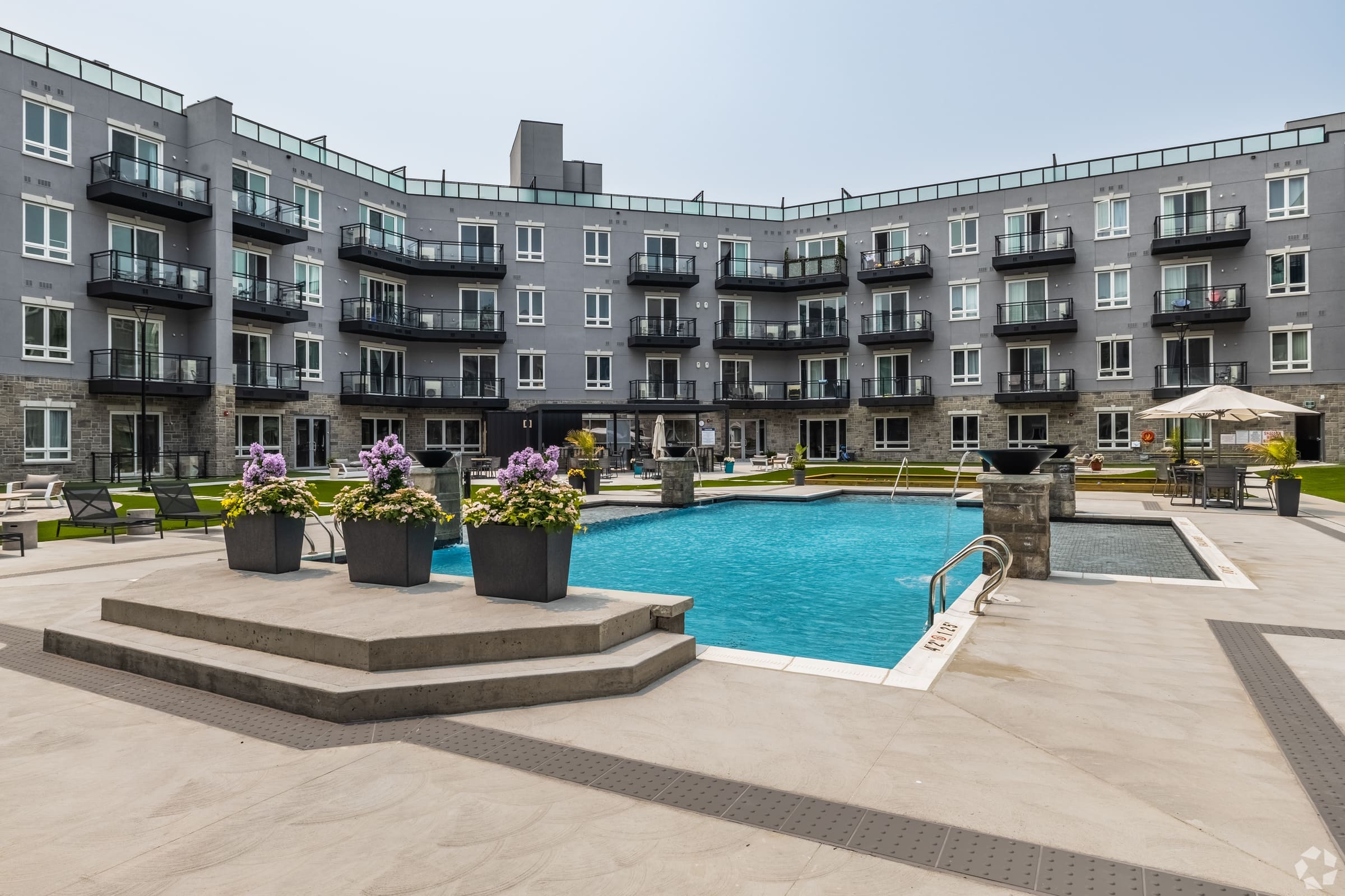 Outdoor Pool & Courtyard
